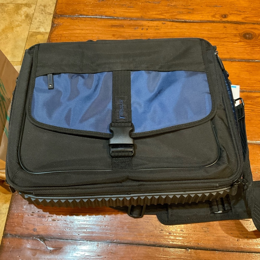 TARGUS LAPTOP CASE 15” Mac Pro FITS LOTS OF STORAGE AND GREAT PROTECTION.